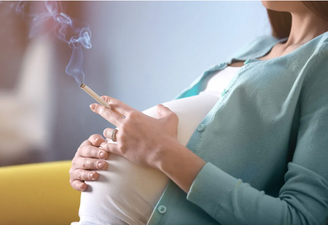 Pregnant women could be given £400 in shopping vouchers to help them quit smoking