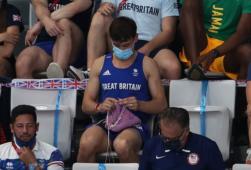 Tom Daley knitting warms everyone's hearts