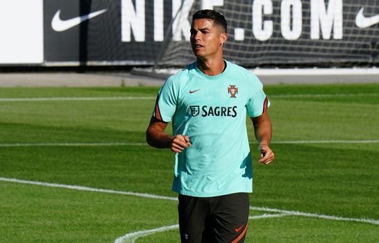 Ronaldo completes United transfer