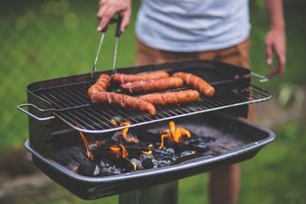 Vegan woman complains about the smell after neighbours cook meat outside