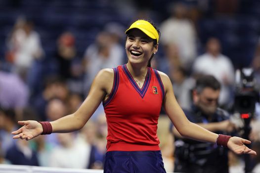 Emma Raducanu celebrates after making it to the US Open final