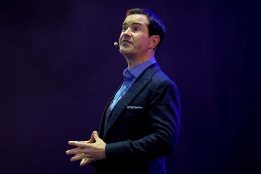 Jimmy Carr throws out heckler