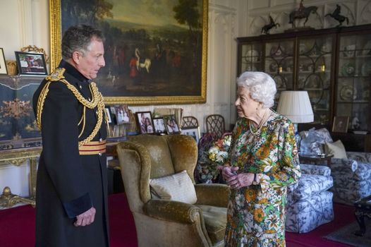 Doctor explains the Queen's purple hands