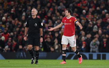 Manchester United players complain ball is flat during Arsenal game