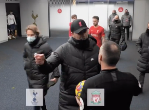 Jurgen Klopp confronts referee in the tunnel after first-half decisions