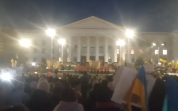 Emotional scenes as Ukrainians sing national anthem before full-scale war