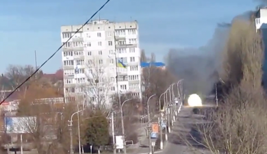 Russian tank caught on camera ‘firing indiscriminately at Ukrainian person filming in building’