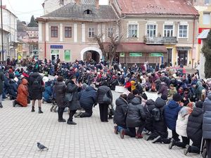 ‘Hero’ Ukrainian soldier who blew himself up on bridge honoured with funeral in hometown