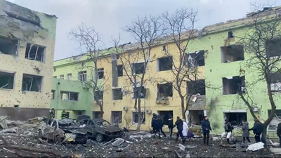 Pregnant woman pictured being rescued from bombed Mariupol hospital dies with baby