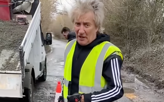 Rod Stewart filling potholes in Harlow