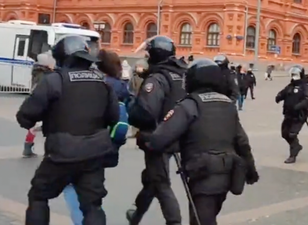 Video shows how many seconds it takes to be arrested for protest in Russia