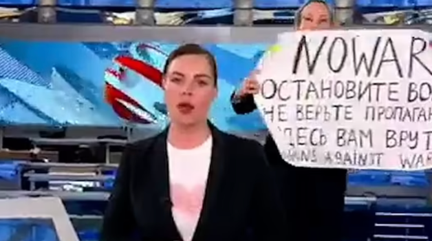 Russian journalist protests on news