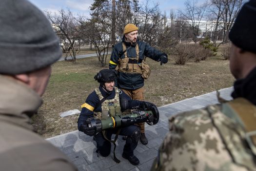 Ukrainian soldiers shout 'God save the Queen'