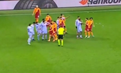 Jordi Alba hit with missiles by fans during Galatasaray-Barcelona