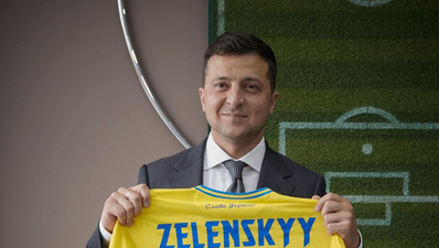 No, Ukrainian President Zelenskyy did not hold up a jersey with a Nazi symbol on