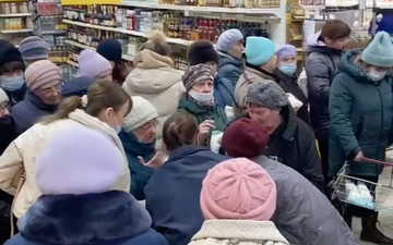 Shocking scenes as Russian shoppers physically fight over sugar