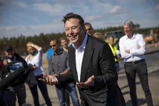 Elon Musk offers to buy Twitter