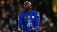 Romelu Lukaku booed off by Chelsea fans during Arsenal defeat