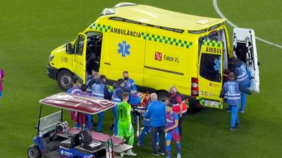 Ronald Araujo taken to hospital following nasty injury with Barcelona teammate