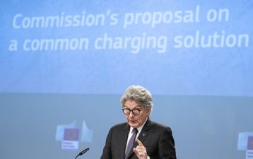 EU passes law forcing Apple to change iPhone charger