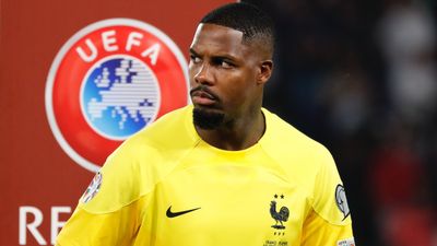 Man United and Newcastle on alert as contract talks with France No.1 stall